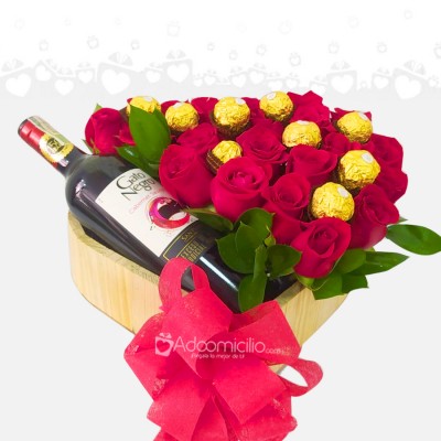 Arreglo Floral Corazón con Rosas Vino y Chocolates A Domicilio En Bogotá