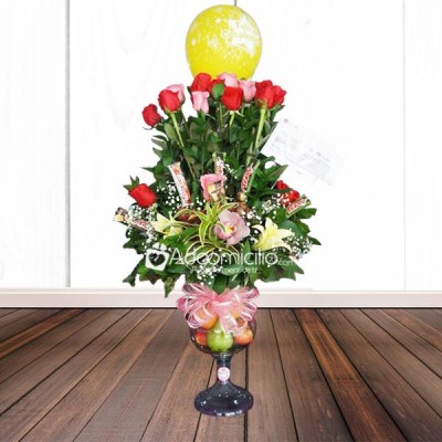 Flores Bucaramanga  Rosas variadas con frutas y chocolates 