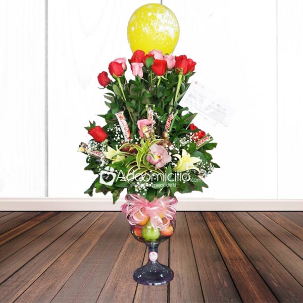 Flores Bucaramanga  Rosas variadas con frutas y chocolates 