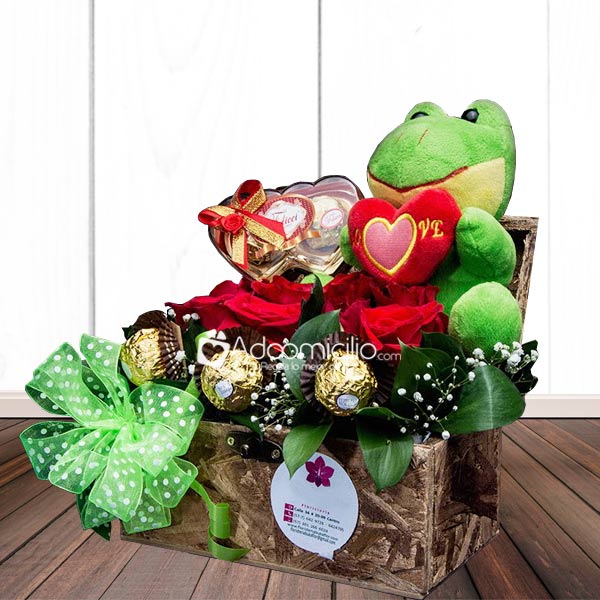 Flores Bucaramanga Baul pequeño rosas, chocolate y peluche