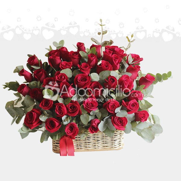 Arreglo Floral Con rosas rojas en canasta 